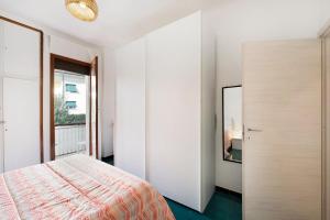 Schlafzimmer mit einem Bett und einem Spiegel in der Unterkunft Casa Sara in Arenzano