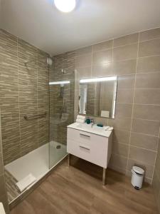 uma casa de banho com um chuveiro, um lavatório e um espelho. em Résidence de Grasse em Grasse
