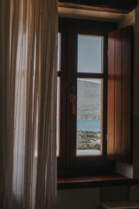 una ventana en una habitación con vistas al agua en Brazzo di Maina, en Étilo