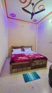 Ayodhya的住宿－Om Home Stay，一间卧室配有一张带紫色棉被的床