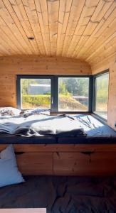 uma cama grande num quarto com uma janela em VAGONBublava em Bublava