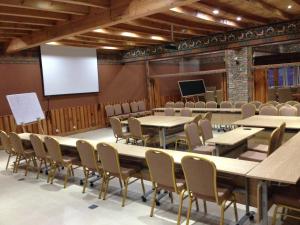 uma sala de conferências com mesas e cadeiras e um ecrã de projecção em Naksel Boutique Hotel & Spa em Paro