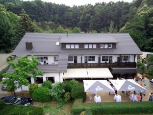 una casa con gente parada frente a ella en Das Haus am See, en Sinzheim