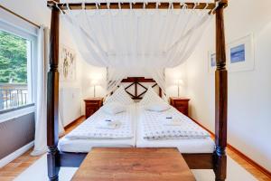 Ein Bett oder Betten in einem Zimmer der Unterkunft Meer & Wald Wellness Appartements
