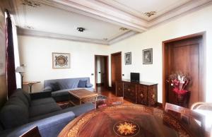 a living room with a couch and a table at Ecco Marino Casa Vacanze in Marino