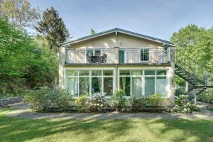 ein großes Haus mit einem Balkon und einer Treppe in der Unterkunft Meer & Wald Wellness Appartements in Heringsdorf