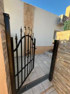 Czarna żelazna brama przed domem w obiekcie Apartment Marija w mieście Tisno