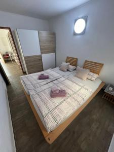 sypialnia z dużym łóżkiem z dwoma ręcznikami w obiekcie Apartment Marija w mieście Tisno