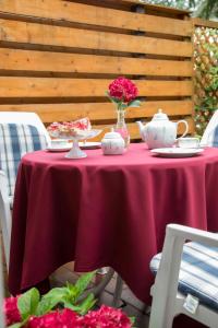 uma mesa com uma toalha de mesa vermelha e flores sobre ela em Ferienhaus an der Baeke E em Bad Zwischenahn