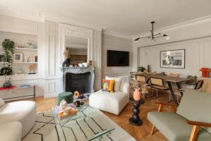 een woonkamer met een open haard en een tafel. bij luxury apartment saint germain des près Paris in Parijs