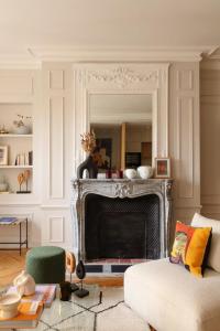 een woonkamer met een bank en een open haard bij luxury apartment saint germain des près Paris in Parijs