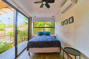 ein Schlafzimmer mit einem Bett und einem Balkon in der Unterkunft Al Caribe Sur Villa Privada con 2 Dormitorios y 2 baños in Puerto Viejo