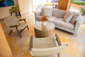 卡塔赫納的住宿－HOTEL OCEANIA，客厅配有沙发、椅子和桌子