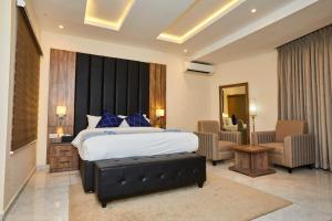 1 dormitorio con 1 cama grande en una habitación en Vintano Hotel, en Lekki