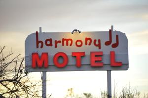 Certifikát, hodnocení, plakát nebo jiný dokument vystavený v ubytování Harmony Motel