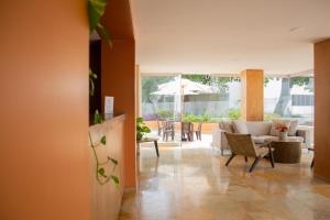 een woonkamer met een bank en een tafel en stoelen bij HOTEL OCEANIA in Cartagena