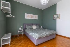 um quarto com uma cama num quarto com paredes verdes em Casa Carozzi - Carozzi Apartments em Milão