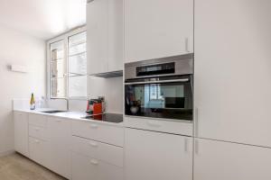 Kuchyňa alebo kuchynka v ubytovaní Luxueux duplex en plein coeur de Paris dans le 1er arrondissement