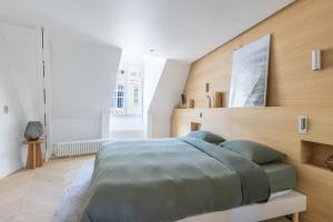 Posteľ alebo postele v izbe v ubytovaní Luxueux duplex en plein coeur de Paris dans le 1er arrondissement