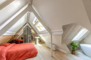 Posteľ alebo postele v izbe v ubytovaní Luxueux duplex en plein coeur de Paris dans le 1er arrondissement