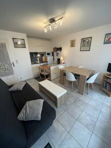 sala de estar con sofá y mesa en CSII8, en Le Touquet-Paris-Plage