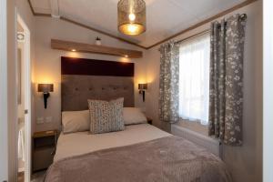 een slaapkamer met een bed en een raam bij Abingdon Lodge 7 Close to St Andrews in Strathkinness