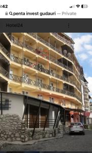 een gebouw met een auto ervoor geparkeerd bij Golden Mount View Apartment in Goedaoeri