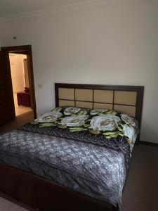 Un dormitorio con una cama grande con flores. en Iyad apartment en Amán