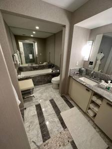 Ένα μπάνιο στο New Serene Condo in Luxury Hotel