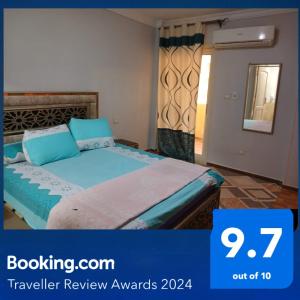 ein Schlafzimmer mit einem Bett in einem Zimmer in der Unterkunft compound city towers elwaha in Kairo