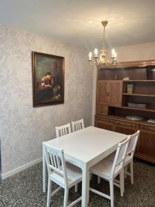 una sala da pranzo con tavolo e sedie bianchi di Centrally-Located, Spacious Flat at Historic Centre & short walk to Beach ad Alicante Altre 49 foto