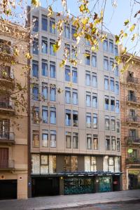 um edifício de apartamentos no meio de uma cidade em 1881 Barcelona Gran Rosellon Hotel em Barcelona