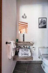 uma casa de banho com um lavatório e um WC em La Fábrica #1 Carrie Furnace em Valle de Bravo