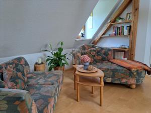 a living room with a couch and a table at FeWo Weitblick in Höhenlage von Greiz in Greiz