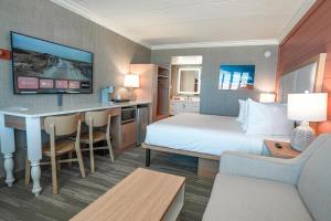 um quarto de hotel com uma cama e uma secretária em Spray Beach Hotel em Beach Haven