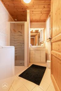 y un baño grande con ducha y lavabo. en "L'Ancolie" Appartement de Charme 4 Personnes à Val Cenis, en Termignon