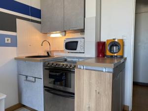 Kuchyň nebo kuchyňský kout v ubytování 352 - Appartement T2 avec une vue imprenable sur le Cap Fréhel + 7 fotografií