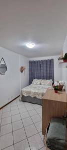 sypialnia z łóżkiem i stołem w obiekcie Apartamento beira mar w mieście Florianópolis