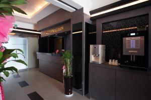 vestíbulo con bar y sala de cata de vinos en Luxe Hotel, en Paju