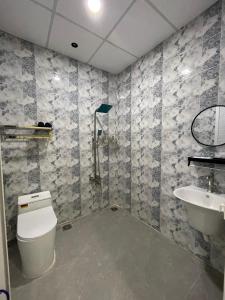 La salle de bains est pourvue de toilettes et d'un lavabo. dans l'établissement Nhà nghỉ Hoa Dũng, à Hà Tiên
