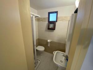 Baño pequeño con aseo y lavamanos en My Home - Laguna, en Porto Cesareo