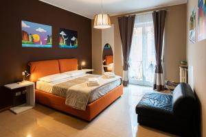 una camera con un letto arancione e una sedia di Pied à terre – Atelier a Verona