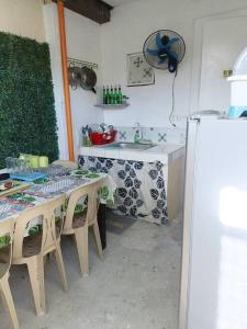 cocina con fregadero y mesa con sillas en Amigas Lodge, en Santo Tomás