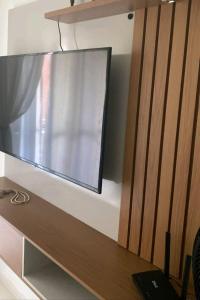 uma televisão de ecrã plano em cima de uma mesa em Melhor da barra em Barra dos Coqueiros