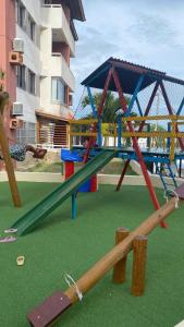 um parque infantil com escorrega e um baloiço em Melhor da barra em Barra dos Coqueiros