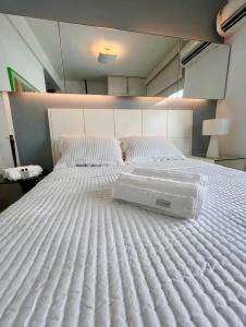 un grande letto bianco in una stanza di Apartamento Studio Deluxe HIR 37 a Rio de Janeiro