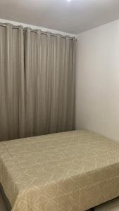 um quarto com uma cama e uma janela com cortinas em Melhor da barra em Barra dos Coqueiros