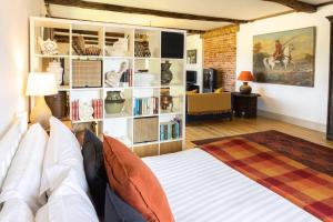 - un salon avec un lit et une étagère dans l'établissement The Granary - Wood Farm Barn. Luxury Barn with wonderful countryside views, à Bawdeswell