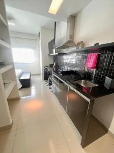 cocina con fregadero y encimera en Apartamento Studio Deluxe HIR 37, en Río de Janeiro