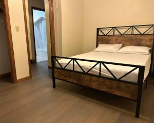 Cama en habitación con suelo de madera en 3 Bed House in Niagara Falls, en Niagara Falls